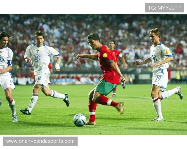 足球巨星的荣耀征程：从青涩到巅峰的冠军之路